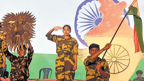 ಮೈಸೂರಿನಲ್ಲಿ ದಸರಾ 'ಯುವ ಸಂಭ್ರಮ'ದಲ್ಲಿ ವಿದ್ಯಾರ್ಥಿಗಳು ಪ್ರದರ್ಶನ ನೀಡಿದರು.