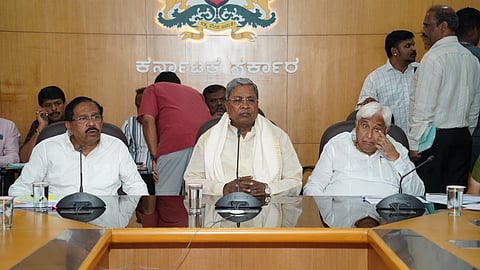 ವಿಧಾನಸೌಧದಲ್ಲಿ ಸರ್ಕಾರದ ವಿವಿಧ ನೇಮಕಾತಿಗಳ ಪ್ರಗತಿ ಪರಿಶೀಲನೆ ನಡೆಸುತ್ತಿರುವ ಮುಖ್ಯಮಂತ್ರಿ ಸಿದ್ದರಾಮಯ್ಯ.
