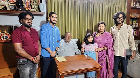 ಚಿತ್ರ ತಂಡದೊಂದಿಗೆ ದೇವೇಗೌಡ.
