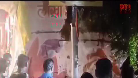 ದೇವಾಲಯದ ಎದುರಿನ ಗೋಡೆ ಕುಸಿತ