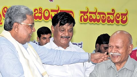 ಹಂಪ ನಾಗರಾಜಯ್ಯ ಅವರೊಂದಿಗೆ ಸಿಎಂ ಸಿದ್ದರಾಮಯ್ಯ