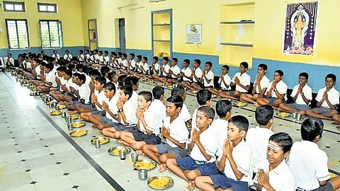 ಪ್ರಾರ್ಥನೆ ಮಾಡುತ್ತಿರುವ ವಿದ್ಯಾರ್ಥಿಗಳು.