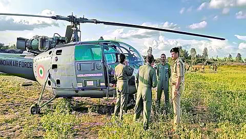 ತುರ್ತು ಭೂಸ್ಪರ್ಶ ಮಾಡಿದ IAF ಹೆಲಿಕಾಪ್ಟರ್