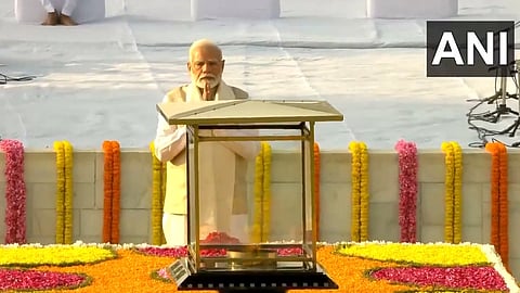 ಪುಷ್ಪನಮನ ಸಲ್ಲಿಸುತ್ತಿರುವ ಪ್ರಧಾನಿ ಮೋದಿ.
