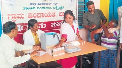 ಗದಗ ಜಿಲ್ಲೆಯ ಬಟ್ಟೂರು ಗ್ರಾಮದಲ್ಲಿ ರೇಬಿಸ್ ಕುರಿತು ಜಾಗೃತಿ ಶಿಬಿರ ನಡೆಸುತ್ತಿರುವ ಆರೋಗ್ಯಾಧಿಕಾರಿಗಳು