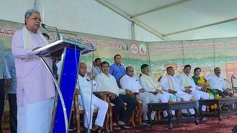ಮೈಸೂರು ದಸರಾದ ಅಂಗವಾಗಿ ಆಯೋಜಿಸಿದ್ದ ಚಲನಚಿತ್ರೋತ್ಸವ ಉದ್ಘಾಟಿಸಿ ಮಾತನಾಡುತ್ತಿರುವ ಸಿಎಂ ಸಿದ್ದರಾಮಯ್ಯ.
