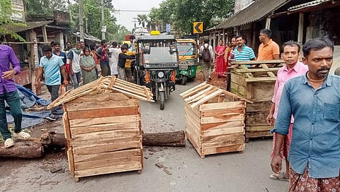 ರಸ್ತೆ ಬಂದ್ ಮಾಡಿ ಗ್ರಾಮಸ್ಥರ ಪ್ರತಿಭಟನೆ