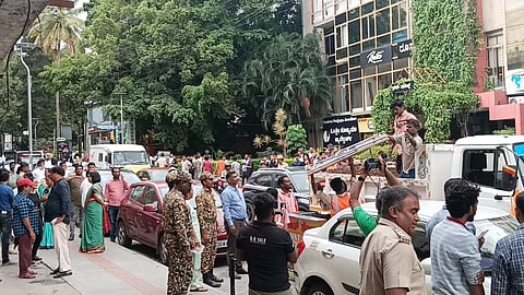 ಚರ್ಚ್ ಸ್ಟ್ರೀಟ್‌ನಲ್ಲಿರುವ ಫುಟ್‌ಪಾತ್‌ಗಳ ಅತಿಕ್ರಮಣ ತೆರವುಗೊಳಿಸುತ್ತಿರುವುದು.