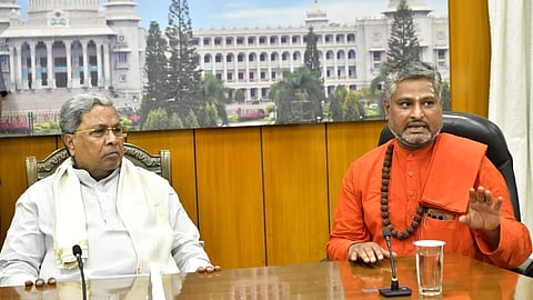 ಎಸ್‌ಟಿ ಸಮುದಾಯದ ಮುಖಂಡರೊಂದಿಗೆ ಮಾತುಕತೆ ನಡೆಸುತ್ತಿರುವ ಸಿಎಂ.