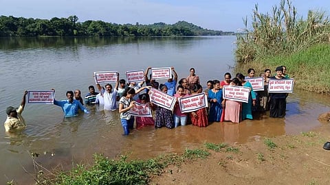 ದ್ವೀಪ ನಿವಾಸಿಗಳು ಪ್ರತಿಭಟನೆ ನಡೆಸುತ್ತಿರುವುದು.