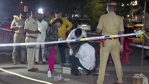 ಮುಂಬೈನಲ್ಲಿ ಮಹಾರಾಷ್ಟ್ರದ ಮಾಜಿ ಸಚಿವ ಬಾಬಾ ಸಿದ್ದಿಕ್ ಅವರನ್ನು ಮೂವರು ದುಷ್ಕರ್ಮಿಗಳು ಗುಂಡಿಕ್ಕಿ ಕೊಂದ ಸ್ಥಳದಲ್ಲಿ ಫೋರೆನ್ಸಿಕ್ ತಂಡವು ತನಿಖೆ ನಡೆಸುತ್ತಿದೆ.