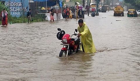 ಹೆಣ್ಣೂರು ಬಂಡೆ-ಹೊರಮಾವು ರಸ್ತೆಯಲ್ಲಿ ಜಲಾವೃತಗೊಂಡ ರಸ್ತೆಯಲ್ಲಿ ಸಾಗಲು ಸಂಕಷ್ಟ ಪಡುತ್ತಿರುವ ಸವಾರ.