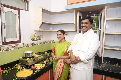 Janardhana Reddy rents house in Sandur
