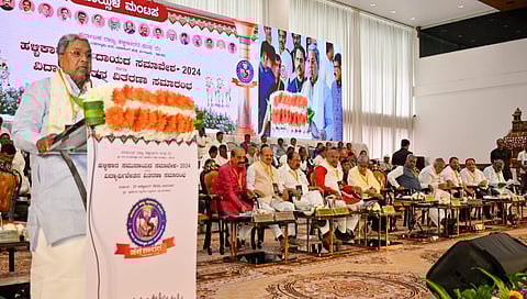 ಹಳ್ಳಿಕಾರ ಸಮಾವೇಶದಲ್ಲಿ ಸಿಎಂ ಸಿದ್ದರಾಮಯ್ಯ ಮತ್ತಿತರರು