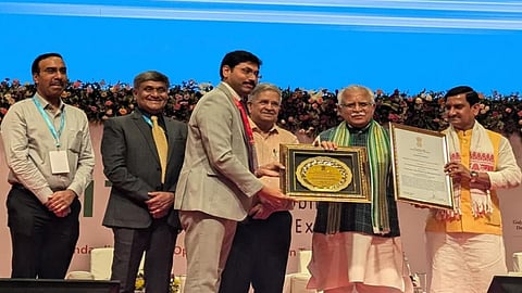 ಪ್ರಶಸ್ತಿ ಸ್ವೀಕರಿಸುತ್ತಿರುವ ಬಿಎಂಟಿಸಿಯ ವ್ಯವಸ್ಥಾಪಕ ನಿರ್ದೇಶಕ ರಾಮಚಂದ್ರನ್