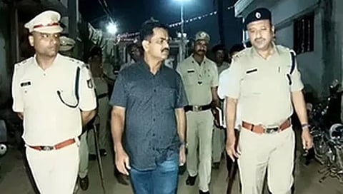 ಜಿಲ್ಲಾಧಿಕಾರಿ ವಿಜಯ್ ಮಹಾಂತೇಶ್, ಎಸ್ಪಿ ಅಂಶುಕುಮಾರ್ ಸ್ಥಳದಲ್ಲಿ ಪರಿಶೀಲನೆ ನಡೆಸಿದರು.