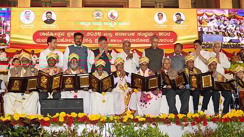 ಸಾಧಕರಿಗೆ ಪ್ರಶಸ್ತಿ ಪ್ರದಾನ ಮಾಡಿ ಗೌರವಿಸಿದ ಸಿಎಂ ಸಿದ್ದರಾಮಯ್ಯ.