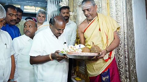 HD kumaraswamy  in chamundeshwari temple