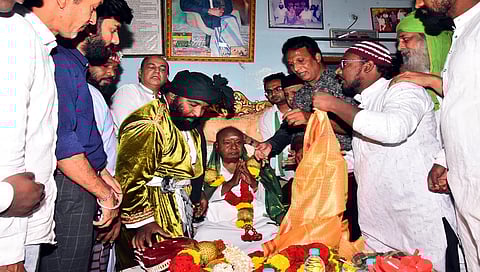 Devegowda visited the residence of Syed Masan Shah Khadri