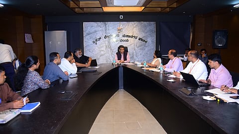 ಅಧಿಕಾರಿಗಳೊಂದಿಗೆ ಮಾತುಕತೆ ನಡೆಸುತ್ತಿರುವ ಬಿಬಿಎಂಪಿ ಆಯುಕ್ತ.