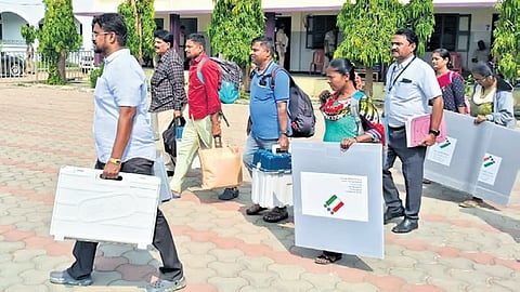 ಚುನಾವಣಾಧಿಕಾರಿಗಳು.