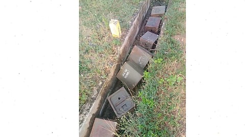 ಕಾಲುವೆಯಲ್ಲಿ ಪತ್ತೆಯಾಗಿರುವ ಬ್ಯಾಲೆಟ್ ಬಾಕ್ಸ್.