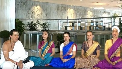 ಪ್ರಧಾನಿ ಮೋದಿ ಭೇಟಿ: ವೇದ ಮಂತ್ರಗಳೊಂದಿಗೆ ಬ್ರೆಜಿಲ್ ವಿದ್ವಾಂಸರು ಸ್ವಾಗತಿಸಿದ ಪರಿ ನೋಡಿ... Video