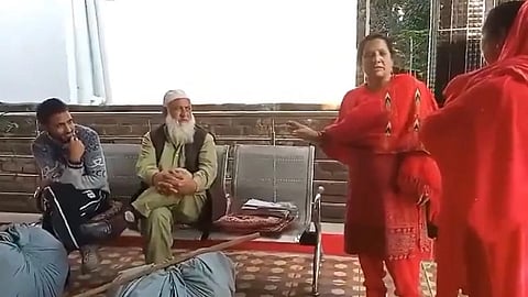 Women bullying Kashmiri vendors