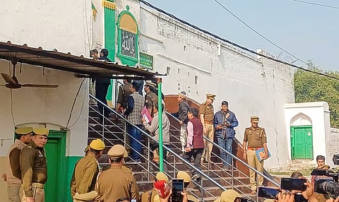 ಮೂವರು ಸದಸ್ಯರ ನ್ಯಾಯಾಂಗ ಆಯೋಗವು ಉತ್ತರ ಪ್ರದೇಶದ ಸಂಭಾಲ್‌ನಲ್ಲಿರುವ ಶಾಹಿ ಜಾಮಾ ಮಸೀದಿಗೆ ಭಾನುವಾರ ಭೇಟಿ ನೀಡಿತು.