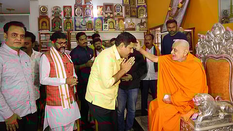ಚಂದ್ರಶೇಖರನಾಥ ಸ್ವಾಮೀಜಿಗಳ ಭೇಟಿಯಾದ ಬಿಜೆಪಿ ನಾಯಕರು.