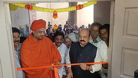 ಹಾವೇರಿ ಗದಗ ಲೋಕಸಭಾ ಕ್ಷೇತ್ರದ “ಜನ ಸಂಪರ್ಕ” ಕಾರ್ಯಾಲಯವನ್ನು  ಹಾವೇರಿಯ ಹುಕ್ಕೇರಿ ಮಠದ ಶ್ರೀ ಮ.ನಿ.ಪ್ರ. ಸದಾಶಿವ ಮಹಾಸ್ವಾಮಿಗಳು ಉದ್ಘಾಟನೆ ಮಾಡುತ್ತಿರುವುದು.