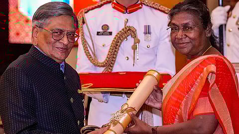President Droupadi Murmu presents Padma Vibhushan to former union minister S.M. Krishna during Padma Awards 2023 ceremony at Rashtrapati Bhawan, in New Delhi, Wednesday, March 22, 2023. 