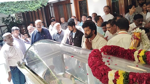 Former MP pratap simha pay respect to SM Krishna 