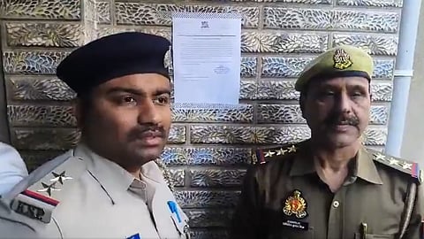 ಅತುಲ್ ಸುಭಾಷ್ ಅವರ ಪತ್ನಿಯ ನಿವಾಸದ ಹೊರಗೆ ಪೊಲೀಸರು ನೋಟಿಸ್ ಅಂಟಿಸಿರುವುದು.