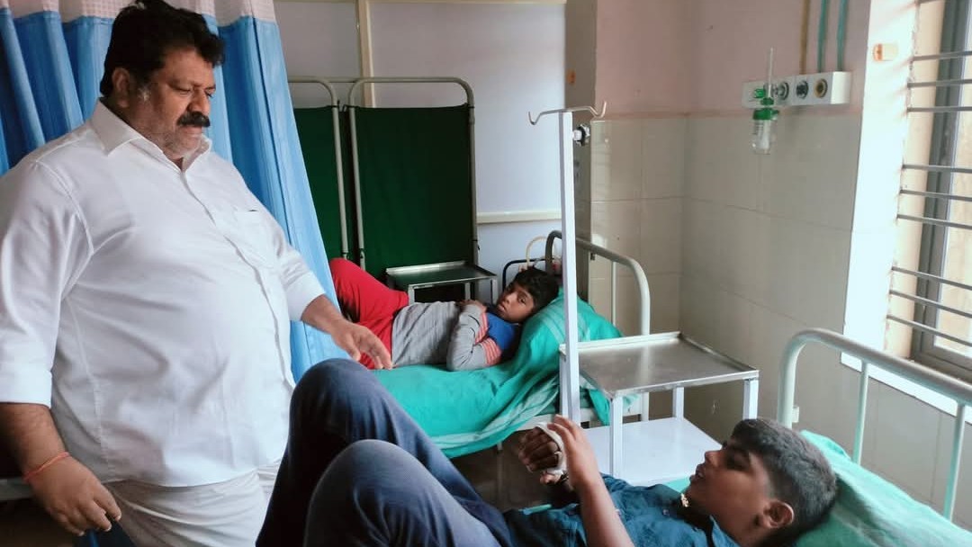 bus toppled in Honnavar