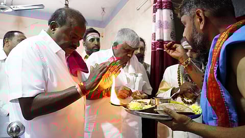 ಚನ್ನರಾಯಪಟ್ಟಣ ತಾಲೂಕಿನ ಯಲಿಯೂರು ಗ್ರಾಮದ ದೇವೀರಮ್ಮ ದೇಗುಲದಲ್ಲಿ ಕುಮಾರಸ್ವಾಮಿ ಹಾಗೂ ರೇವಣ್ಣ.