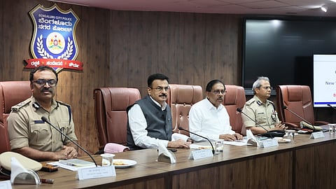 ಅಧಿಕಾರಿಗಳೊಂದಿಗೆ ಸಭೆ ನಡೆಸುತ್ತಿರುವ ಸಚಿವ ಪರಮೇಶ್ವರ್. 