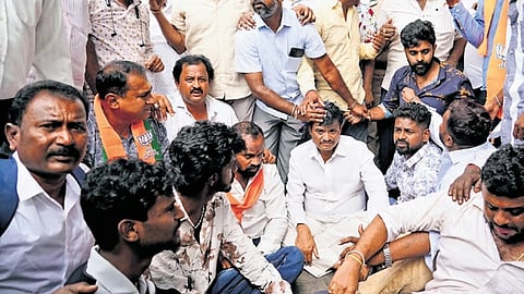 ಘಟನೆ ಬೆನ್ನಲ್ಲೇ ಸ್ಥಳದಲ್ಲಿ ಪ್ರತಿಭಟನೆ ನಡೆಸುತ್ತಿರುವ ಮುನಿರತ್ನ.