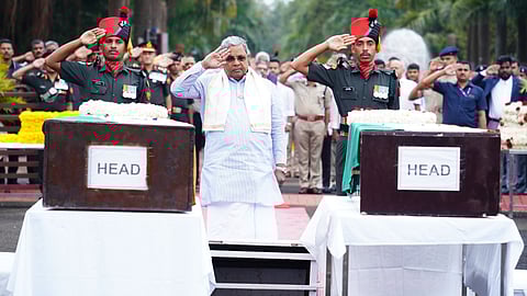 ಹುತಾತ್ಮರಾದ ಯೋಧರಿಗೆ ಗೌರವ ಸಲ್ಲಿಸುತ್ತಿರುವ ಸಿಎಂ.