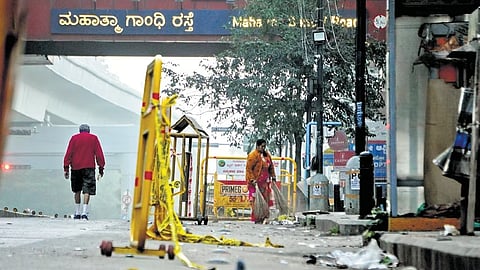 ಎಂಜಿ ರಸ್ತೆಯಲ್ಲಿ ಸ್ವಚ್ಛತಾ ಕಾರ್ಯ ನಡೆಸುತ್ತಿರುವ ಪೌರಕಾರ್ಮಿಕರು
