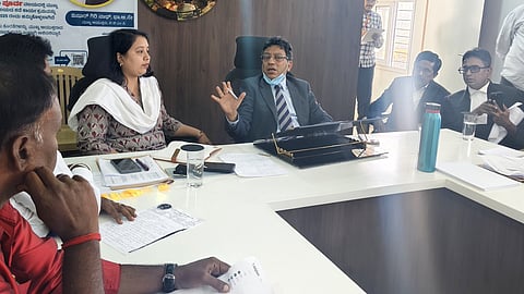 ಅಧಿಕಾರಿಗಳೊಂದಿಗೆ ಸಭೆ ನಡೆಸುತ್ತಿರುವ ಬಿಬಿಎಂಪಿ ಆಯುಕ್ತ.