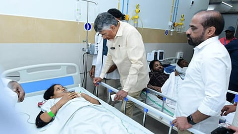 ಆಸ್ಪತ್ರೆಗೆ ಭೇಟಿ ನೀಡಿ ಗಾಯಗೊಂಡವರ ಆರೋಗ್ಯ ವಿಚಾರಿಸಿದ ಸಿಎಂ ನಾಯ್ಡು