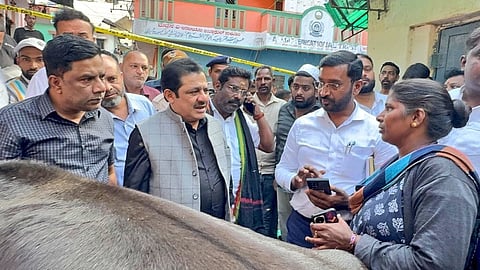 ಗಾಯಗೊಂಡ ಹಸುಗಳ ಆರೋಗ್ಯದ ಬಗ್ಗೆ ಮಾಹಿತಿ ಪಡೆದ ಸಚಿವ ಜಮೀರ್.