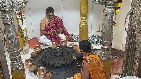 ಶಿವಲಿಂಗಕ್ಕೆ ಪೂಜೆ ಸಲ್ಲಿಸುತ್ತಿರುವ ಡಿಕೆ.ಶಿವಕುಮಾರ್.