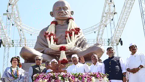 ಮಹಾತ್ಮ ಗಾಂಧೀಜಿ ಪ್ರತಿಮೆ ಅನಾವರಣ ಕಾರ್ಯಕ್ರಮದಲ್ಲಿ ಮಲ್ಲಿಕಾರ್ಜುನ ಖರ್ಗೆ, ಪ್ರಿಯಾಂಕಾ ಗಾಂಧಿ, ಸಿಎಂ ಸಿದ್ದರಾಮಯ್ಯ ಮತ್ತಿತರರು