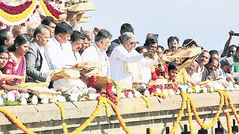 Chief Minister Siddaramaiah and Deputy Chief Minister DK Shivakumar perform Ganga Puja at Vani Vilas Sagar dam in Chitradurga district on Thursday.