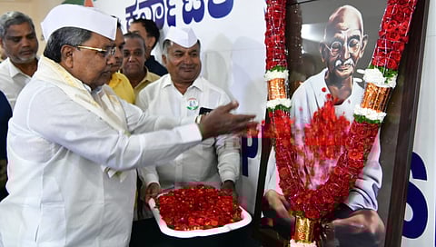 ಕೆಪಿಸಿಸಿ ಕಚೇರಿಯಲ್ಲಿ ಆಯೋಜಿಸಿದ್ದ ಹುತಾತ್ಮರ ದಿನಾಚರಣೆಯಲ್ಲಿ ಭಾಗವಹಿಸಿ, ಮಹಾತ್ಮ ಗಾಂಧಿ ಅವರ ಭಾವಚಿತ್ರಕ್ಕೆ ಪುಷ್ಪ ನಮನ ಸಲ್ಲಿಸಿದ ಸಿದ್ದರಾಮಯ್ಯ.