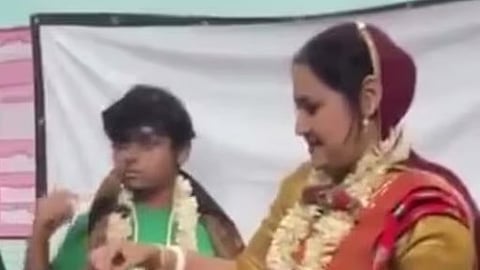 ವಿದ್ಯಾರ್ಥಿಯೊಂದಿಗೆ ವಿವಾಹವಾಗುತ್ತಿರುವ ಪ್ರಾಧ್ಯಾಪಕಿ.