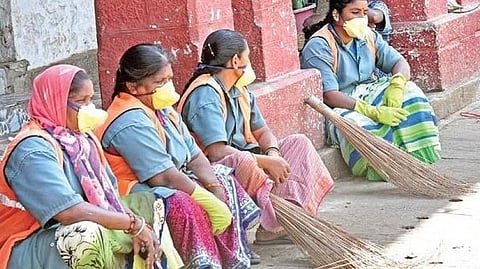ಕೆ.ಆರ್.ಮಾರುಕಟ್ಟೆಯಲ್ಲಿ ಪೌರಕಾರ್ಮಿಕರು.