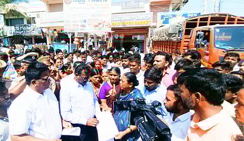 ಬಾಲಕಿ ಮೇಲಿನ ಅತ್ಯಾಚಾರ ಖಂಡಿಸಿ ಪೋಷಕರ ಪ್ರತಿಭಟನೆ